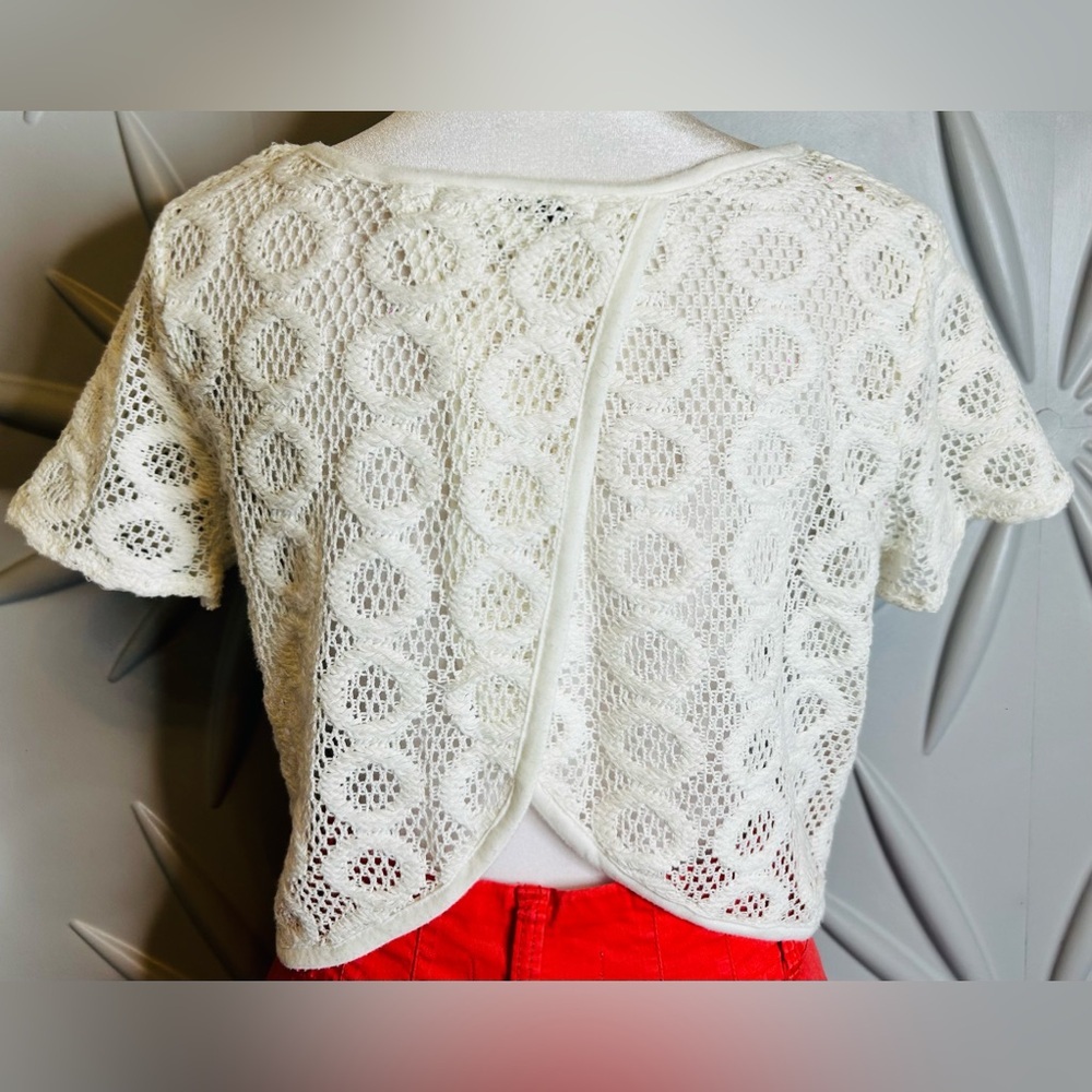 Forever21 SZ M Off white “crochet like” crop top w/ open back. Bust 38”-42” - Picture 4 of 6